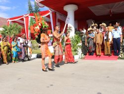 Gubernur Bangga Peserta Karnaval Memakai  Tenun NTT