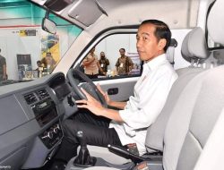 Presiden Jokowi Luncurkan Mobil Esemka “Kalau Beli Barang Produk Lain Ya Kebangetan”