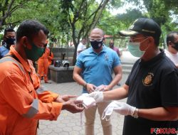 Walikota Kupang Bagi APD Kepada Petugas Kebersihan