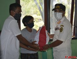 Jeriko Serahkan Bantuan Presiden Kepada 19 Mahasiswa Di Kota Kupang