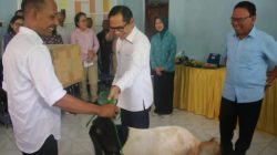 Penjabat Gubernur NTT Berikan Bantuan Stunting Untuk Masyarakat Kabupaten Kupang